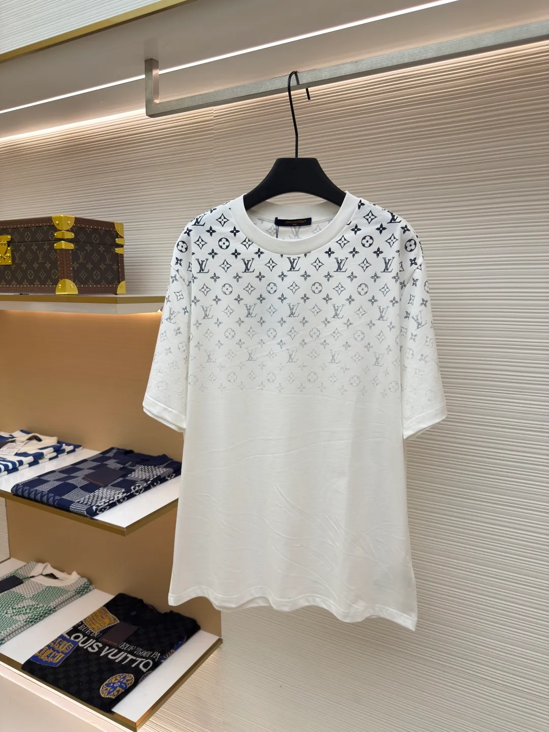LOUIS VUITTON gradient presbyopic T-shirt ●Authentic product: purchased and developed by 8450 ●Item number: 1680208-A10 ●Fabric: refined sulfur cotton fabric ●Technology: printing production ●Version: fitted version ●Weight: about 305 grams ●Size: XS-S-M-L ●Description: The fabric is made of 32s double-ply combed cotton compact siro-spun yarn, matched with 1*1 flat knitted cotton thread. The entire garment's front and rear panels, left and right sleeves, are printed with Kornit white ink digital direct injection. The first draft is made based on the Y-plate scanned pattern, and the clarity of the first draft is corrected by hand to ensure that the printed flower pieces have a gradient and orderly visual effect. The overall wiring is straight and delicate, the fabric is comfortable and soft, and the color is consistent without color difference. It can be matched with the same style to create a fashionable look and control various occasions. Customized accessories, complete with three standards, same style for men and women!